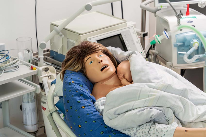 Maike Lammert vom Fachbereich Gesundheit der FH Bielefeld baut mit ihren Kolleginnen und Kollegen derzeit den praxisintegrierten Bachelor-Studiengang Angewandte Hebammenwissenschaft auf. (Foto: Felix H&uuml;ffelmann / FH Bielefeld)