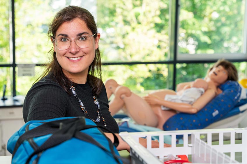 Maike Lammert vom Fachbereich Gesundheit der FH Bielefeld baut mit ihren Kolleginnen und Kollegen derzeit den praxisintegrierten Bachelor-Studiengang Angewandte Hebammenwissenschaft auf. (Foto: Felix H&uuml;ffelmann / FH Bielefeld)