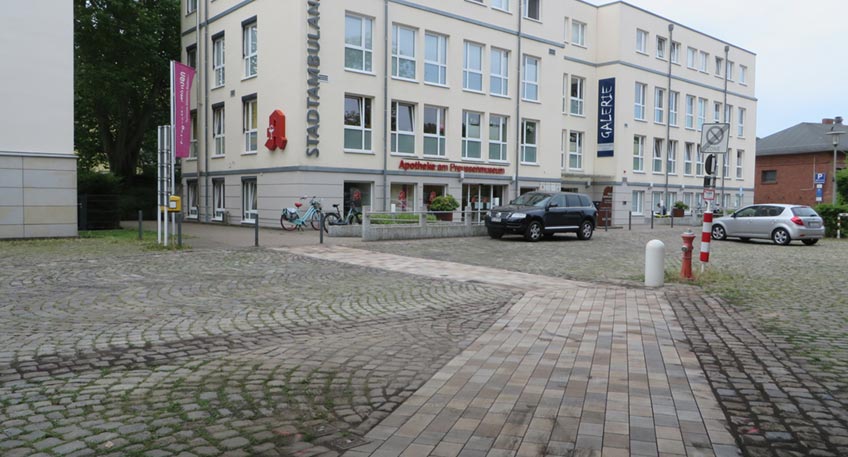 Am Mindener Simeonsplatz wurde in den vergangenen Monaten an insgesamt f&uuml;nf Stellen der Pflasterbelag ausgetauscht. In den Bereichen des &Auml;rztehauses, an der Portastra&szlig;e, dem Dr.-Viktor-Agartz-Weg sowie am Simeonscarr&eacute; 3 gibt es jetzt gut begeh- und berollbare &Uuml;bergangsbereiche.