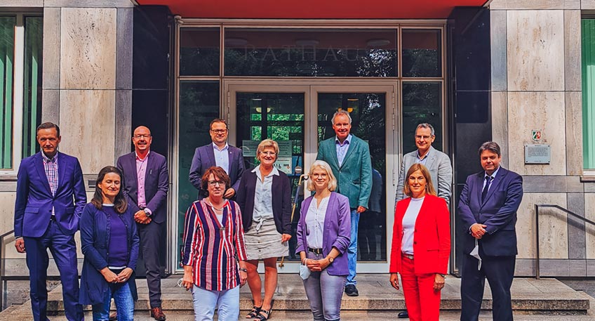 Pflegende Angehörige stehen unter einer großen Belastung. Bundesweit wächst daher die Nachfrage nach Urlaubs- und Betreuungsmöglichkeiten für sie. Das Projekt „Auszeit in OWL“ hat sich das Ziel gesetzt, Reha-, Vorsorge- und Erholungsprogramme für pflegende Angehörige, die mit oder ohne die zu pflegenden Personen anreisen, zu entwickeln und zu qualifizieren.