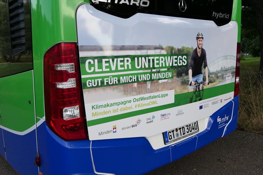 „Clever unterwegs“ ist der junge Mann, der mit seinem Fahrrad jetzt auf fünf Bussen der TWV Teutoburger Wald Verkehr im Auftrag der Mindener Verkehrs GmbH in Minden zu sehen ist. So werden die Busse zu Hinguckern und werben für klimafreundliche Mobilität.