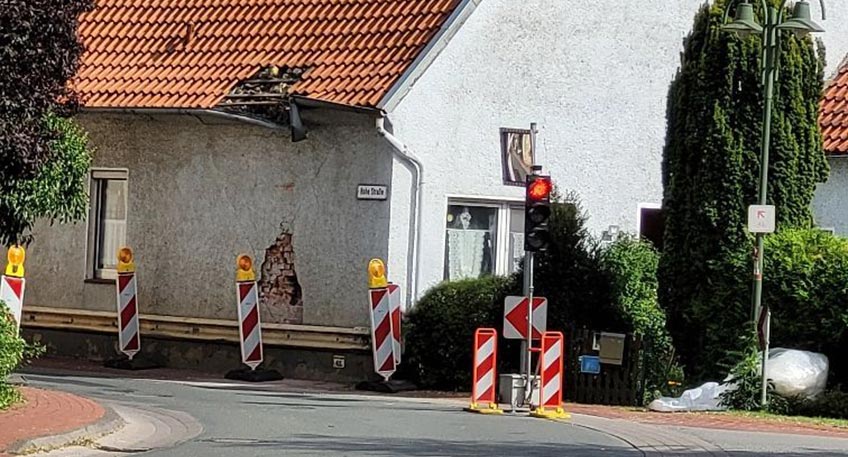 An einer Engstelle auf der Kreisstra&szlig;e 1 in Schl&uuml;sselburg (Hohe Stra&szlig;e) kam es am Wochenende zu einem Unfall. W&auml;hrend eines Ausweichman&ouml;vers stie&szlig; ein landwirtschaftliches Fahrzeug an eine Hauswand und riss Teile der Fassade und der Dachabdeckung herunter.