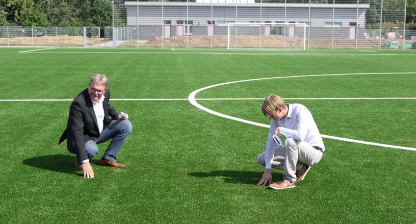 Fast fertig ist das neue Versorgungsgeb&auml;ude am neuen st&auml;dtischen &bdquo;Sportpark Z&auml;hringerallee&ldquo; in Minden-Minderheide, dessen genaue Adresse Tietzelweg 3 ist. Gesch&auml;ftig laufen Handwerker herum und erledigen die letzten Schliffe in den Duschen, Umkleiden und Nebenr&auml;umen.
