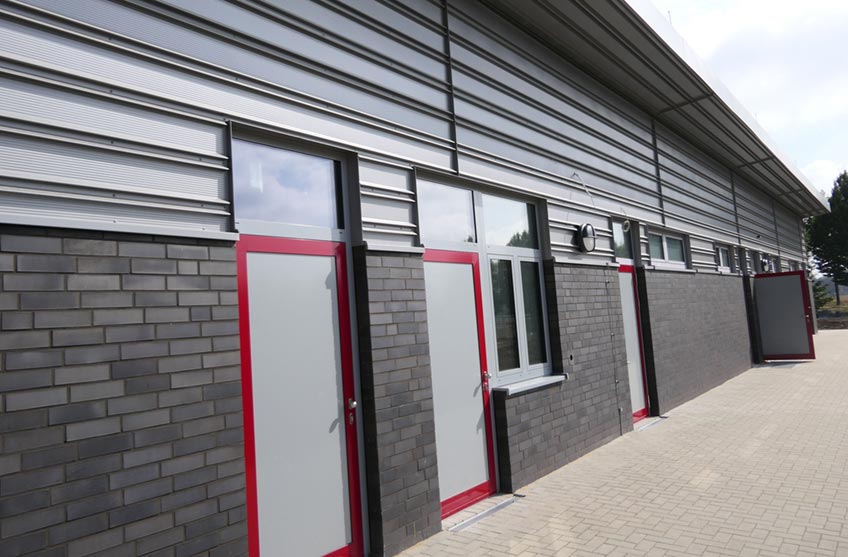 Fast fertig ist das neue Versorgungsgeb&auml;ude am neuen st&auml;dtischen &bdquo;Sportpark Z&auml;hringerallee&ldquo; in Minden-Minderheide, dessen genaue Adresse Tietzelweg 3 ist. Gesch&auml;ftig laufen Handwerker herum und erledigen die letzten Schliffe in den Duschen, Umkleiden und Nebenr&auml;umen.