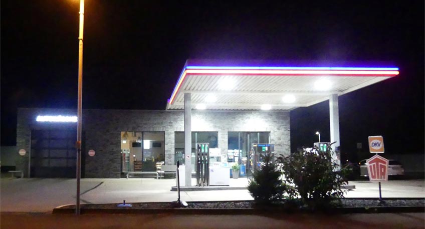 Mit den Worten: "Gib das Geld her!" hat ein Unbekannter am Samstagabend eine Angestellte einer Tankstelle an der Mindener Stra&szlig;e (B 65) aufgefordert, ihm die Einnahmen aus der Kasse auszuh&auml;ndigen.