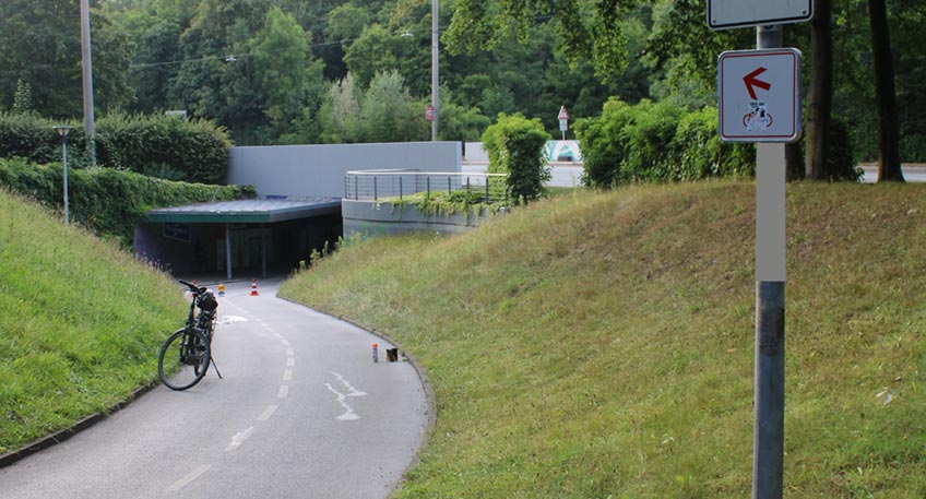 Zu einem gest&uuml;rzten Pedelec-Fahrer wurde Einsatzkr&auml;fte der Polizeiwache Bad Oeynhausen am Donnerstagabend gerufen. Ersten Erkenntnissen zufolge d&uuml;rfte es sich um einen Alleinunfall gehandelt haben. 