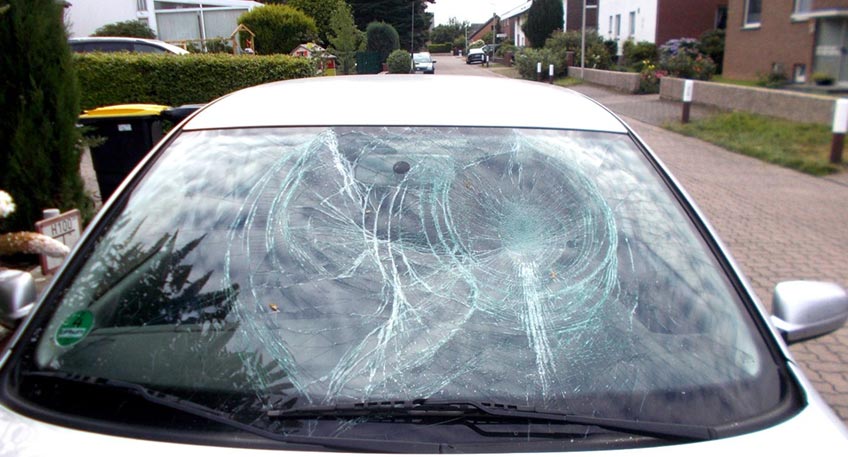 Eine Serie von Sachbeschädigungen an geparkten Autos ist der Polizei am Wochenende aus Todtenhausen gemeldet worden. An mindestens sechs Pkw kam es zu zertrümmerten Scheiben, zerkratzten Motorhauben, Kotflügeln und Türen.