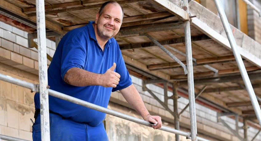 Die Folgen der Flutkatastrophe in Nordrhein Westfalen und in Rheinland Pfalz lassen Marcus Mannchen (Foto) nicht los. Insbesondere die Facebook-Beitr&auml;ge des Lohnunternehmers Markus Wipperf&uuml;rth bringen den 44-j&auml;hrigen Mindener zum Entschluss: &bdquo;Wir m&uuml;ssen helfen.&ldquo;  Mitarbeiter verzichten auf Lohn Und so kommt der Bauleiter von Elektro Schl&ouml;tel, auf die Idee, Spenden zu sammeln &ndash; aber auf eine ganz besondere Art und Weise. Er und einige seiner Kollegen wollen elektrische Ger&auml;te &uuml;berpr&uuml;fen und sie reparieren. Einen Lohn daf&uuml;r wollen sie nicht, sondern eine Spende zumindest in H&ouml;he der Ersatzteilkosten. &bdquo;Es darf aber auch gerne etwas mehr sein&ldquo;, sagt Mannchen, der bei Elektro Schl&ouml;tel Elektroinstallateur gelernt hat und seit fast 30 Jahren f&uuml;r das Unternehmen arbeitet.  Aktion l&auml;uft an zwei Tagen Bei den zu pr&uuml;fenden elektrischen Ger&auml;ten sollte es sich im Wesentlichen um folgende Dinge handeln: defekte Verl&auml;ngerungsleitungen oder Kabeltrommeln, Kleinger&auml;te mit defekter Anschlussleitung, Pr&uuml;fungen f&uuml;r ortsver&auml;nderliche Ger&auml;te nach DGUV V3 (bis vier Ger&auml;te 10 Euro Spende pro Ger&auml;t; ab dem 5. Ger&auml;t 7 Euro Spende). &bdquo;Defekte Leuchten reparieren wir nat&uuml;rlich auch, soweit es geht&ldquo;, sagt Marcus Mannchen.  Geplant ist die Aktion an zwei Tagen: Freitag, 3. September, von 14 Uhr bis um 18 Uhr und Samstag, 4. September, von 10 Uhr bis um 15 Uhr. Die Besitzer m&uuml;ssten ihre Ger&auml;te in dieser Zeit zum Firmenssitz von Elektro Schl&ouml;tel an der Hahler Stra&szlig;e 152 &ndash; 154 in Minden bringen. &bdquo;Je nach Verf&uuml;gbarkeit der Ersatzteile k&ouml;nnen wir die Ger&auml;te sofort reparieren, oder wir w&uuml;rden sie ein paar Tage sp&auml;ter repariert an die Besitzer zur&uuml;ckgeben&ldquo;, erkl&auml;rt der Bauleiter.  Die Spendensumme ist f&uuml;r die Aktion &bdquo;Lichtblicke&ldquo; gedacht. Fragen bitte an folgende E-Mailadresse: fluthilfe@elektro-schloetel.de  Unabh&auml;ngig von der Spendenaktion kann sich Marcus Mannchen auch vorstellen, sp&auml;ter selbst in das Krisengebiet zu fahren und direkt vor Ort zu helfen. &bdquo;Das mache ich aber von der aktuellen Situation abh&auml;ngig&ldquo;, sagt er.
