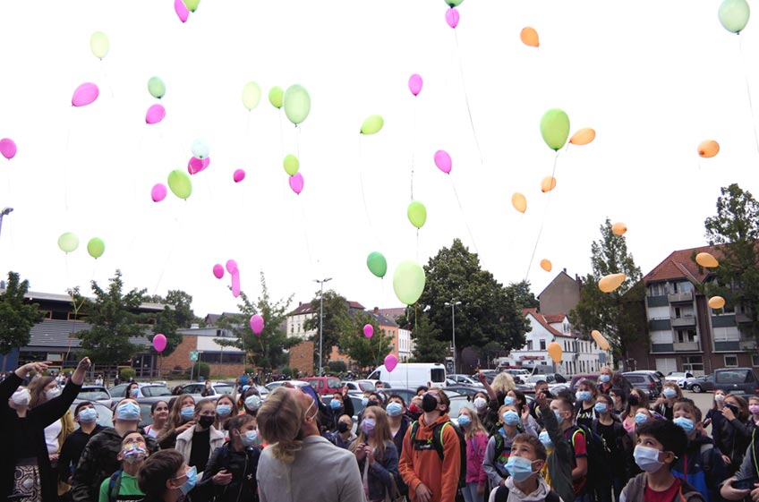 Mit dem ersten Schultag nach den Sommerferien ging am 18. August auch die neue &bdquo;Sekundarschule Am Wiehen&ldquo; in Minden an den Start. Um 9.30 Uhr schnitten der Vorsitzende des Ausschusses f&uuml;r Bildungsarbeit, Heiko Wesemann, der schulfachliche Dezernent der Bezirksregierung Detmold, Michael Neuhaus, und Stadtk&auml;mmerer Norbert Kresse &ndash; derzeit auch kommissarischer Vorstand f&uuml;r Bildung, Kultur, Sport und Freizeit - eine gro&szlig;e, rote Schleife am Eingang des Geb&auml;udes K&ouml;nigswall 14 an. 