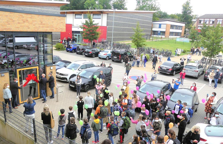 Mit dem ersten Schultag nach den Sommerferien ging am 18. August auch die neue &bdquo;Sekundarschule Am Wiehen&ldquo; in Minden an den Start. Um 9.30 Uhr schnitten der Vorsitzende des Ausschusses f&uuml;r Bildungsarbeit, Heiko Wesemann, der schulfachliche Dezernent der Bezirksregierung Detmold, Michael Neuhaus, und Stadtk&auml;mmerer Norbert Kresse &ndash; derzeit auch kommissarischer Vorstand f&uuml;r Bildung, Kultur, Sport und Freizeit - eine gro&szlig;e, rote Schleife am Eingang des Geb&auml;udes K&ouml;nigswall 14 an. 