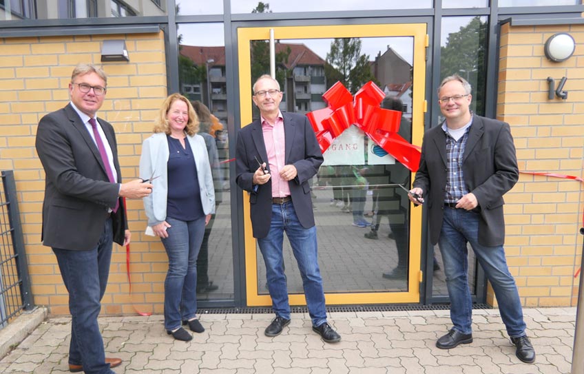 Mit dem ersten Schultag nach den Sommerferien ging am 18. August auch die neue &bdquo;Sekundarschule Am Wiehen&ldquo; in Minden an den Start. Um 9.30 Uhr schnitten der Vorsitzende des Ausschusses f&uuml;r Bildungsarbeit, Heiko Wesemann, der schulfachliche Dezernent der Bezirksregierung Detmold, Michael Neuhaus, und Stadtk&auml;mmerer Norbert Kresse &ndash; derzeit auch kommissarischer Vorstand f&uuml;r Bildung, Kultur, Sport und Freizeit - eine gro&szlig;e, rote Schleife am Eingang des Geb&auml;udes K&ouml;nigswall 14 an. 