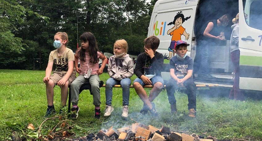 Die mobile Spielplatzarbeit wird seit vielen Jahren durch den FMC Minden e.V. und das Kinder- und Jugendkreativzentrum Anne Frank in der Stadt Minden betrieben. Im Rahmen dieser Arbeit fahren die beiden Spielmobile Bullerjahn und Trullertrine Mindener Spielpl&auml;tze an und bieten Kindern ein freies und niedrigschwelliges Angebot.