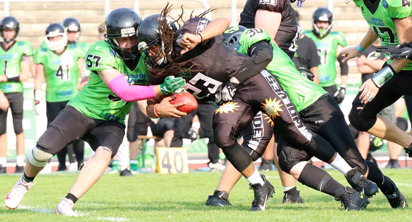 Gameday im Mindener Weserstadion. Zweieinhalb Jahre nach dem ersten TryOut ist sie gekommen: die große Stunde der American Footballer der Minden Wolves in der DJK Dom Minden. Erstmals stehen sie in einem Punktspiel auf dem Rasen.