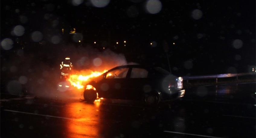 Zu einer heftigen Kollision zwischen zwei Autos ist es am späten Mittwochabend auf der Kreuzung L 770/Fabbenstedter Straße gekommen. Dabei geriet ein Pkw in Brand. Deren 23-jährige Fahrerin konnte ihr Fahrzeug aber rechtzeitig verlassen.