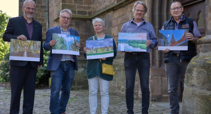 Präsentieren den neuen Fotokalender "Himmel über Minden 2022": (von links nach rechts) Pfarrer Armin Backer, Thomas Krüger, Holle Schiefer, Pfarrer Frieder Küppers (alle von der Leitung der Spendenkampagne "Himmel über Minden"), Fotograf Ingo Prieß. - Foto: privat