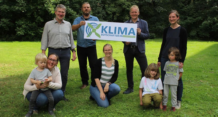 (v.l.): Kerstin Pahnke (KlimaB&uuml;ndnis im M&uuml;hlenkreis e.V., Energieberaterin der Verbraucherzentrale NRW in Minden) mit Lennox, Rainer Rohrbeck (Vorstandsvorsitzender KlimaB&uuml;ndnis im M&uuml;hlenkreis e.V.), Dr. Frederik Wegener (Klimaschutzmanager Kreis Minden-L&uuml;bbecke), Pia Driftmann (Klimaschutzmanagerin Kreis Minden-L&uuml;bbecke), Andreas Witt (KlimaB&uuml;ndnis im M&uuml;hlenkreis e.V., Klimaschutzmanager Stadt Bad Oeynhausen) und Katharina Pohlmann (KlimaB&uuml;ndnis im M&uuml;hlenkreis e.V.) mit Rebecca und Fabian   