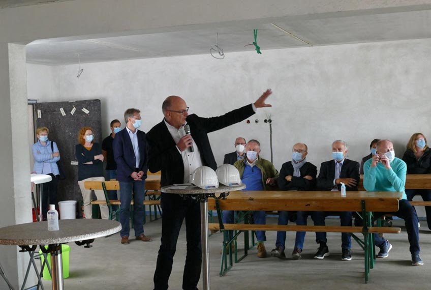 Der Baufortschritt ist kaum zu &uuml;bersehen: In den vergangenen Monaten ist an der Dingbreite in Lahde ein dreigeschossiger Neubau in die H&ouml;he gewachsen. Die Diakonie Stiftung Salem plant hier eine moderne station&auml;re Wohneinrichtung f&uuml;r Menschen mit Pflegebedarf.