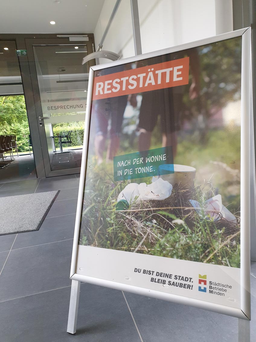 Die Kampagne „DU BIST DEINE STADT. BLEIB SAUBER“ aus den Vorjahren wird auch in 2021 plakatiert. Wieder sind verschiedene Motive ab Ende August im Stadtgebiet zu sehen. „Insgesamt gibt es Großflächenplakate und Anzeigen, auf den Mindener Friedhöfen und auch in den anderen Grünflächen hängen die Plakate.