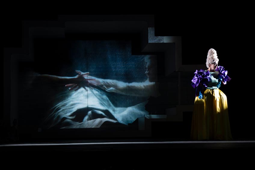 Hinterl&auml;sst ein liebeshungriger Graf eine gedem&uuml;tigte Gr&auml;fin, ist die Intrige nicht weit. So kommt es in &bdquo;Die Hochzeit des Figaro oder Der tolle Tag&ldquo; zu aberwitzigen Betr&uuml;gereien und Verwirrungen. Das Landestheater Detmold zeigt die Oper von Mozart in italienischer Sprache mit deutschen &Uuml;bertiteln am 12. September um 17:00 Uhr im Theater im Park.