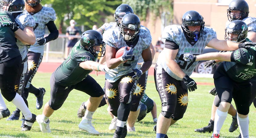 Es hat gefunkt! Im zweiten Spiel ist der Knoten geplatzt. Nachdem die American Footballer der Minden Wolves in der DJK Dom Minden bei ihrer Premiere daheim gegen die Herne Black Barons beim 3:3 vergeblich auf die Jagd nach einem Touchdown gingen, gelang ihnen dieses Kunststück am Sonntag bei den Rheine Raptors gleich viermal.