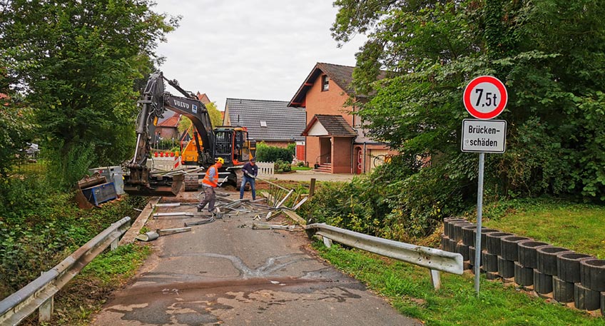 In Eidinghausen sind die Arbeiten f&uuml;r den Neubau der Br&uuml;cke der Stra&szlig;e Zum Riepelhof &uuml;ber den Kaarbach gestartet. Die 85 Jahre alte Br&uuml;cke muss dringend ersetzt werden. Wegen Sch&auml;den an dem Bauwerk galt zuletzt eine Tonnagebeschr&auml;nkung.