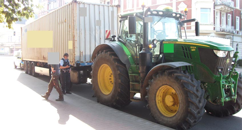 Im Rahmen von Verkehrskontrollen mit dem Schwerpunkt "Radfahrende" haben die Verkehrsexperten der Polizei am Mittwoch in Minden einen Traktor gestoppt, der einen tonnenschweren Seecontainer auf einem Sattelauflieger hinter sich her zog.