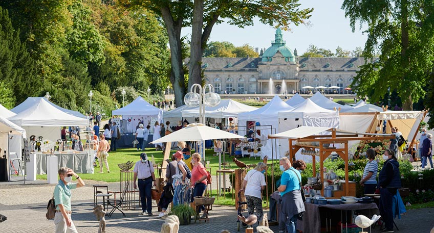 Elegante Formen, Materialien besonderer G&uuml;te und nicht zuletzt seltene Rarit&auml;ten &ndash; das entdecken die Besucherinnen und Besucher an den St&auml;nden des Kunsthandwerkermarktes Exklusiv & Sch&ouml;n, der am 18. und 19. September vor der Wandelhalle stattfindet. Samstags von 11 Uhr - 18 Uhr sowie sonntags von 11 Uhr &ndash; 17 Uhr bieten die K&uuml;nstler, Kunsthandwerker und Designer ihre Produkte an. Der Eintritt ist frei.  Die Besucherinnen und Besucher finden auf dem Markt Zauberhaftes f&uuml;r Gro&szlig; und Klein, N&uuml;tzliches und Spielerisches sowie moderne und traditionelle Kostbarkeiten. An rund 40 St&auml;nden werden Silber-, Gold- und Edelsteinschmuck, edles Strickdesign, ma&szlig;geschneiderte Mode, H&uuml;te und M&uuml;tzen, Taschen aus verschiedenen Materialien, Accessoires f&uuml;r Damen und Herren, aber auch handgefertigte B&uuml;rsten und Besen, Gedrechseltes und Get&ouml;pfertes, dekorative Bilder oder Skulpturen aus Holz, Metall und Stein angeboten. Alle K&uuml;nstler, Handwerker und Designer sind selbst anwesend und geben Auskunft &uuml;ber ihre Produkte, die verwendeten Materialien und die Herstellung.   Exklusiv & Sch&ouml;n ist in ein Sicherheits- und Hygienekonzept eingebettet. Der Markt findet in einem abgetrennten Bereich statt.  Zugangskontrollen sorgen daf&uuml;r, dass die zul&auml;ssige Besucherzahl nicht &uuml;berschritten wird. Auf dem Gel&auml;nde gelten die &uuml;blichen Abstands- und Hygieneregeln. Es wird zudem empfohlen, einen Mund-Nasen-Schutz zu tragen. An den Eing&auml;ngen und auch an den St&auml;nden werden Handdesinfektionsmittel vorgehalten.  Veranstalterin von Exklusiv & Sch&ouml;n ist Birgit Rehse - Tourismusberatung & Eventmanagement. Sie wird von der Staatsbad Bad Oeynhausen GmbH unterst&uuml;tzt.
