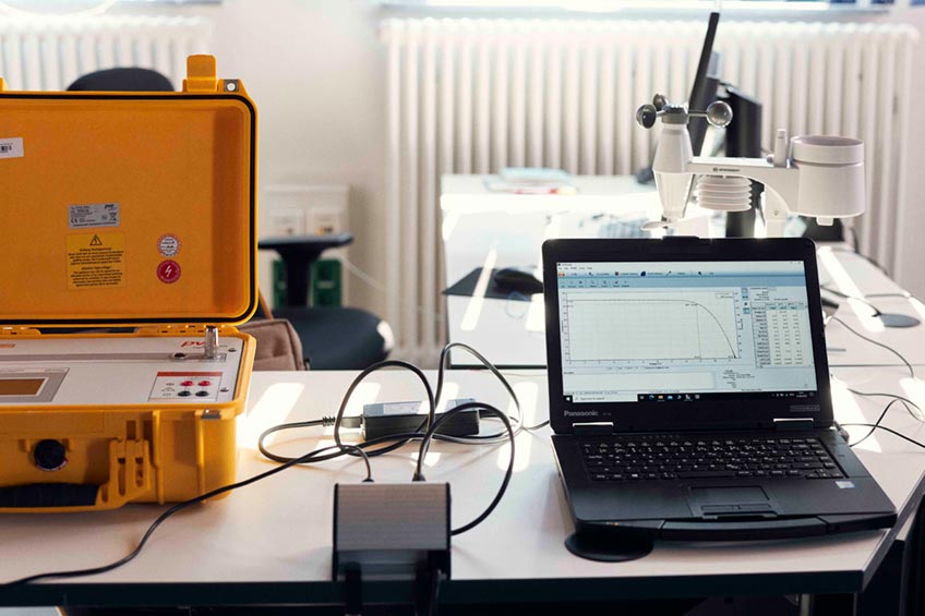 Schwer zu lokalisierende Störungen an Photovoltaikanlagen sind der Effizienzkiller für diese nachhaltige Form der Stromerzeugung und ein Hemmnis für die Energiewende – ein Problem, für das ein Forscherteam am Campus Minden der FH Bielefeld nun eine herstellerübergreifend funktionierende Lösung finden will.