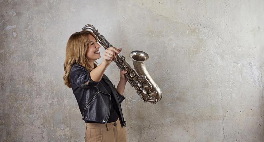 Die aus München stammende und mittlerweile in Hamburg lebende Saxofonistin und Sängerin bewegt sich stilistisch zwischen Jazz, Soul, Funk und Pop. In der Kombination aus Saxofonspiel und Gesang hat sie ihre ganz eigene musikalische Sprache gefunden.