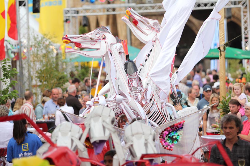 Vom 25.-26. September wird die Mindener Innenstadt zur gr&ouml;&szlig;ten Kulturb&uuml;hne der ganzen Region. Dann werden auf neun Kulturinseln und mit Walking Acts heimische und ausw&auml;rtige K&uuml;nstler ein &bdquo;Kulturfeuerwerk&ldquo; in der ganzen Stadt z&uuml;nden.