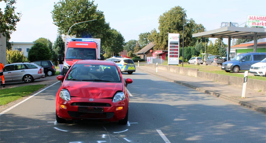 20210927 hallo luebbecke unfall 00 Bei einem Unfall in Haldem in H&ouml;he der Tankstelle des Hahme-Marktes ist am fr&uuml;hen Sonntagnachmittag ein Motorradfahrer aus Diepholz verletzt worden. Der 55-j&auml;hrige Biker wurde nach einer Erstversorgung mit einem Rettungshubschrauber ins Klinikum nach Minden geflogen.  Um kurz vor 14 Uhr war der Diepholzer mit seiner Suzuki auf der Haldemer Stra&szlig;e in Richtung Westrup unterwegs, als ein vor ihm fahrender Pkw nach links auf das Tankstellengel&auml;nde abbog. Als der 55-J&auml;hrige daraufhin seine Geschwindigkeit erheblich reduzierte, prallte ein 19-j&auml;hriger Fiat-Fahrer aus Lemf&ouml;rde gegen das Heck des Motorrades. In der Folge st&uuml;rzte der 55-J&auml;hrige auf die Fahrbahn und wurde im Anschluss durch eine alarmierte Rettungswagenbesatzung medizinisch versorgt.  Vermutlich hatte der junge Fiat-Fahrer laut Polizei das Bremsman&ouml;ver des vor ihm fahrenden Bikers nicht rechtzeitig wahrgenommen. Im Laufe des Tages wurde aus dem Johannes-Wesling-Klinikum bekannt, dass der Suzuki-Fahrer offenbar keine schwerwiegenden Verletzungen erlitt.  Quelle und Foto: Polizei