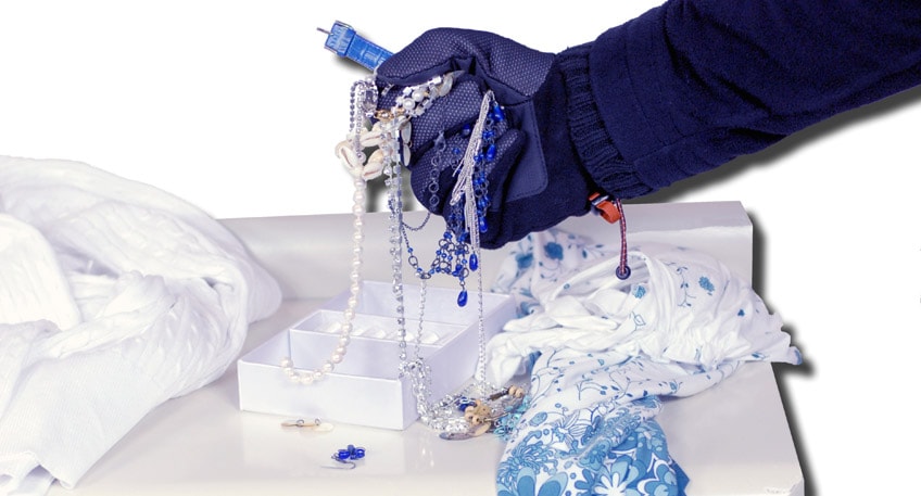 Schmuck und Bargeld entwendeten zwei Diebe am Dienstagvormittag von einer Seniorin in Windheim. Die beiden Gauner hatten sich als Handwerker ausgegeben. Hierbei verschafften sie sich Zutritt ins Haus und bestahlen ihr Opfer.