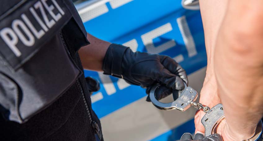 Wegen eines randalierenden 32-J&auml;hrigen ist es am Donnerstagabend zu einem gr&ouml;&szlig;eren Polizeieinsatz in Hausberge gekommen. SEK-Kr&auml;fte konnten den Mann in seiner Wohnung &uuml;berw&auml;ltigen.