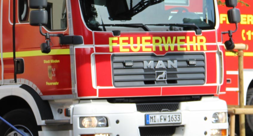 Zu einem Schwelbrand wurden am Mittwochvormittag Polizei und Feuerwehr in die Leinestraße beordert. Hier hatte ein Passant aus dem Dachstuhl austretende Rauschschwaden beobachtet und die Bewohner verständigt. Diese alarmierten anschließend die Rettungskräfte. 