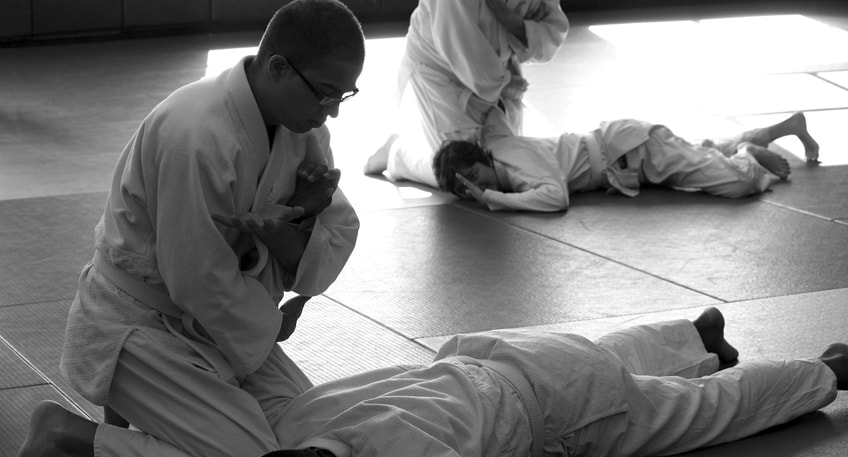 In den Herbstferien bietet der Polizeisport- und Pr&auml;ventionsverein (PSPV) in Kooperation mit der Kreispolizeibeh&ouml;rde wieder zwei Selbstbehauptungskurse f&uuml;r M&auml;dchen und Jungen an. Begleitet werden die Kurse durch Mitarbeiterinnen des Kommissariats f&uuml;r Kriminalpr&auml;vention.  Nachdem im vergangenen Jahr aufgrund der Pandemie die Durchf&uuml;hrung von Kursen nicht m&ouml;glich war, findet in diesem Herbst der erste Kurs am Montag, 11. und Mittwoch, 13. Oktober, im Begegnungszentrum in den B&auml;renk&auml;mpen in Minden statt. Willkommen sind hier Jungen im Alter von sieben bis zw&ouml;lf Jahren. Das rund dreist&uuml;ndige Programm beginnt um 9 Uhr.  Die M&auml;dchen im Alter von zehn bis f&uuml;nfzehn Jahren treffen sich in der darauffolgenden Woche am Mittwoch, 20. und Donnerstag, 21. Oktober, in der Mindener Polizeiwache an der Marienstra&szlig;e. Los geh es am Nachmittag um 15 Uhr und endet gegen 18 Uhr.  Der PSPV weist daraufhin, dass pro Kurs maximal zw&ouml;lf Kinder teilnehmen k&ouml;nnen. Zudem wird ein Kostenbeitrag von 25 Euro erhoben. Die Kurse finden unter Beachtung der aktuellen Hygienevorschriften statt und werden von Selbstbehautungstrainerinnen und Trainern durchgef&uuml;hrt. Anmeldungen sind ab sofort m&ouml;glich im Kommissariat f&uuml;r Kriminalpr&auml;vention und Opferschutz unter der E-Mail: birgit.thinnes@polizei.nrw.de.  Quelle: Polizei