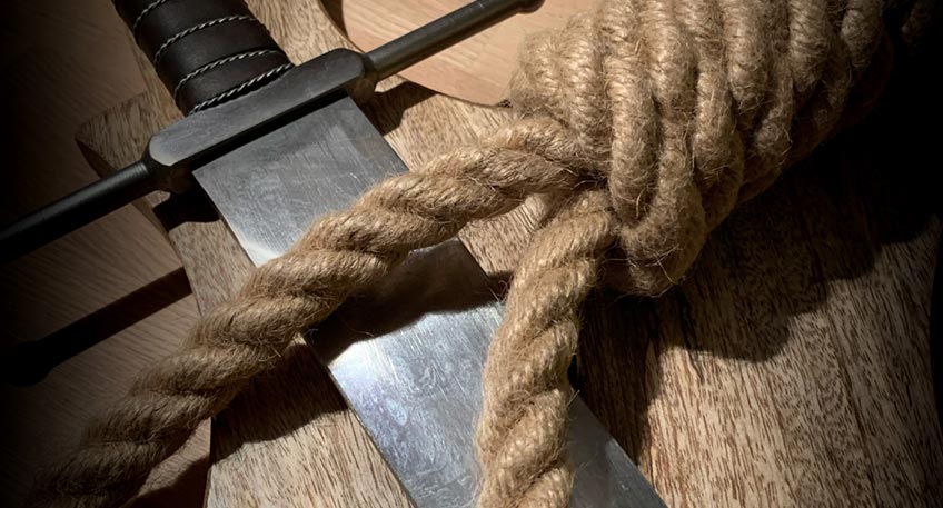 Historisch-szenische Themenf&uuml;hrung f&uuml;r einen schaurigen Halloween-Abend am Samstag, 30. Oktober 2021 um 18:30 Uhr  Minden Brach &uuml;ber eine Stadt der Schwarze Tod herein, traf es viele Bewohner einer Stadt. Doch wie konnte man sich davor sch&uuml;tzen, wie die Pest &uuml;bertragen und vor allem &ndash; wie besiegen. Erfahrt vom Pestarzt wie es fr&uuml;her mit der Hygiene und der &bdquo;Schul&ldquo;-Medizin in der Stadt bestellt war oder Ihr wartet auf alternative Heilmethoden und trefft auf Eurem Weg durch die Stadt auf die Heilerin. Im Schutz der Nacht, bei vollem Mond und dem lauten geheimnisvollen Ruf des Waldk&auml;uzchens sucht sie Kr&auml;uter, Pflanzen und Wurzeln aus denen sie ihre heilenden Mittel herstellt. Doch sie musste aufpassen, waren Neid und Missgunst nicht weit entfernt. Schon ein einziger Ausruf zur Hexerei, Zauberei oder dem gemeinsamen Bunde mit dem Teufel konnte reichen, um ein j&auml;hes Ende der Heilerin folgen zu lassen. Im Auftrag der Gerichtsbarkeit wirkte der Scharfrichter bei der peinlichen Befragung mit und setzte das finale Ende nach dem Urteilsspruch. Die G&auml;stef&uuml;hrer Elke Bikowski, Matthias Meckes und Ralf Schymon erwarten die G&auml;ste, passend zum Vollmond, in einer&nbsp;3 x 45-min&uuml;tigen theaterinszenierten Themenf&uuml;hrung als historische Figuren in Gewandung.  Bitte haben Sie Verst&auml;ndnis daf&uuml;r, dass wir auf Grund der Themen das Mindestalter auf 16 Jahre festgelegt haben.  Treffpunkt der ca. 2,5-st&uuml;ndigen F&uuml;hrungen ist an der Rathauslaube um 18:30 Uhr. Eine Anmeldung ist unbedingt unter 05 71/8 29 06 59 oder per Mail unter info@mindenmarketing.de notwendig. Tickets k&ouml;nnen auch direkt online unter www.minden-erleben.de in der Rubrik F&uuml;hrungen erworben werden.  Die F&uuml;hrungen finden unter den aktuellen Abstands- und Hygienestandards statt.   Weitere Informationen zur Stadtf&uuml;hrung bekommen Sie bei der Minden Marketing GmbH, Domstra&szlig;e 2, 32423 Minden, Telefon: (05 71) 829 06 59, Fax: (05 71) 829 06 63,  E-Mail: info@mindenmarketing.de, online unter www.minden-erleben.de, unserer Facebook-Seite www.facebook.de/mindenerleben, in unserer Facebook-Gruppe und in der Minden-APP.