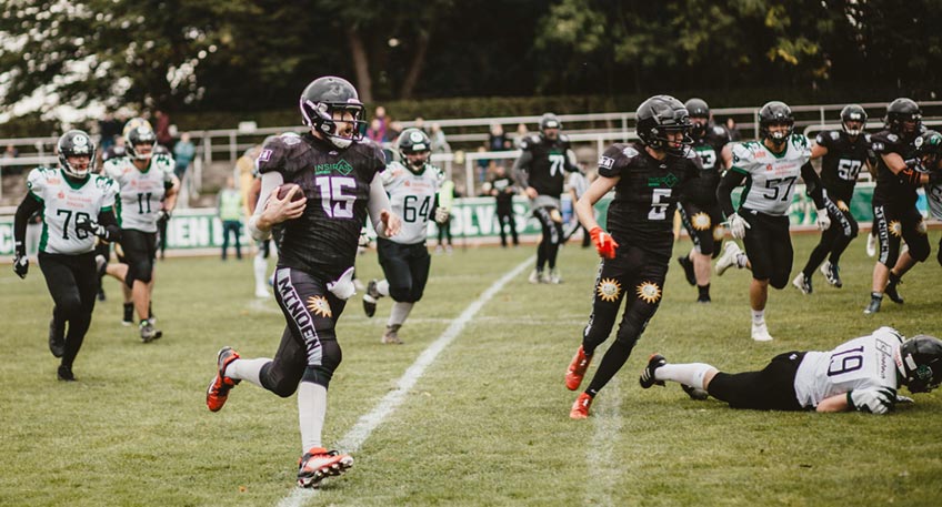 Quarterback Lars-Erik Brase setzt das erste Ausrufezeichen für die Minden Wolves, läuft zum erfolgreichen Touchdown in der Endzone der Rheine Raptors. Foto: Herzensglück Fotografie Maren Wilkening