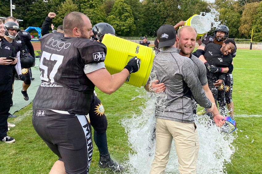 Quarterback Lars-Erik Brase setzt das erste Ausrufezeichen für die Minden Wolves, läuft zum erfolgreichen Touchdown in der Endzone der Rheine Raptors. Foto: Herzensglück Fotografie Maren Wilkening