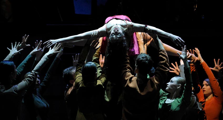 Hintergr&uuml;nde zum Werk kennenlernen, in Dialog mit K&uuml;nstlern und K&uuml;nstlerinnen treten und gut vorbereitet sich eine Theatervorstellung anschauen? Dies bietet die Einf&uuml;hrungs-Matinee, die am Sonntag, 24. Oktober um 11:30 Uhr im Theater im Park in Bad Oeynhausen stattfindet. Das Landestheater Detmold besucht erstmalig mit der Einf&uuml;hrungsmatinee auch die Gastspielorte.     Wissenswertes zur Inszenierung nach der Romanvorlage von Victor Hugo erfahren und einen ersten Eindruck von der Choreografie bzw. der Musik des Werkes bekommen - in der Einf&uuml;hrungsmatinee erz&auml;hlt die Ballettdirektorin Katharina Torwesten &uuml;ber die inhaltlichen Impulse der Ballettpremiere &bdquo;Der Gl&ouml;ckner von Notre Dame&ldquo;. Die T&auml;nzerinnen und T&auml;nzer zeigen auf der B&uuml;hne einige Ausschnitte aus der Produktion.      Die Einf&uuml;hrungsveranstaltung ist kostenfrei. Eine Anmeldung ist nicht notwendig. Der Einlass erfolgt nur mit dem Nachweis einer vollst&auml;ndigen Impfung, Genesung oder einem aktuellen, negativen Covid19-Test.      Die Ballettauff&uuml;hrung &bdquo;Der Gl&ouml;ckner von Notre-Dame&ldquo; findet am Samstag, 6. November um 19:30 Uhr im Theater im Park statt. Tickets ab 22,00 Euro gibt es in der Tourist-Information und an allen bekannten Vorverkaufsstellen.  F&uuml;r Sch&uuml;ler bis 18 Jahre kosten die Tickets ab 11 Euro.