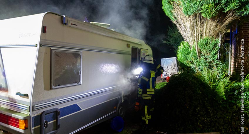 Die Freiwillige Feuerwehr Porta Westfalica wurde am Mittwoch, 13.10.2021, gegen 19:39 Uhr zu einem m&ouml;glichen Busbrand am Autohof in Holtrup alarmiert. Gegen 19:54 Uhr erfolgte eine weitere Alarmierung zu einem Brand in einem Wohnwagen in Veltheim.