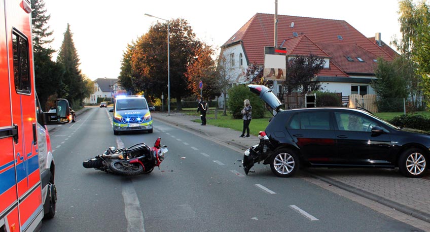 Infolge einer Kollision mit einem abbiegenden Auto auf der Me&szlig;linger Stra&szlig;e in Petershagen zog sich am Sonntagnachmittag ein Motorradfahrer schwere Verletzungen zu. Nach not&auml;rztlicher Behandlung vor Ort &uuml;berf&uuml;hrte ihn eine Rettungswagenbesatzung ins Klinikum Minden.
