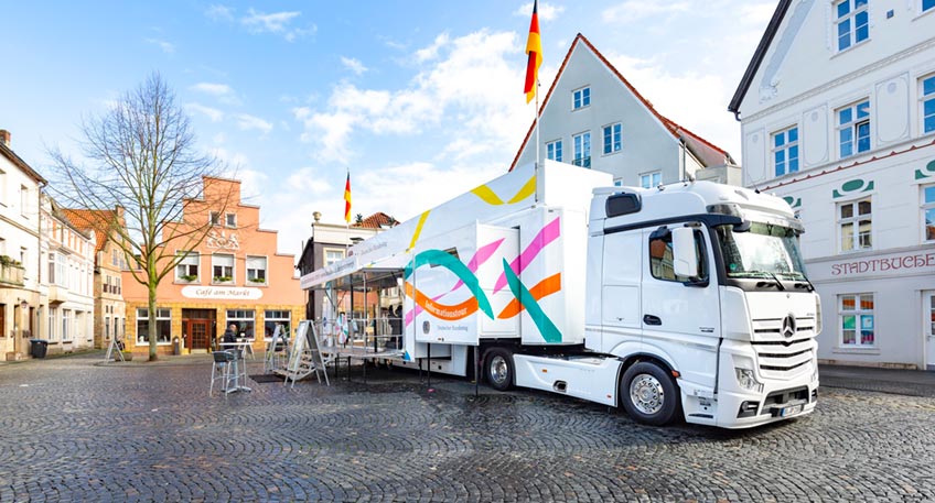 da das öffentliche Leben infolge der Corona-Krise schwer beeinträchtigt war und die Angebote der mobilen Öffentlichkeitsarbeit des Deutschen Bundestages von Schulen sowie von Bürgerinnen und Bürger zunehmend nicht mehr wahrgenommen werden konnte, ist entschieden worden, die mobile Öffentlichkeitsarbeit zunächst bis zum Anfang September 2021 einzustellen. Die Entwicklung in den letzten Wochen gibt aber nunmehr Anlass zur Hoffnung. Aufgrund der veränderten Situation konnten die pandemiebedingten Einschränkungen gelockert und der jeweiligen Lage angepasst werden. Diese Entwicklung gibt Grund, weitere Planung der Mobilen Öffentlichkeitsarbeit des Deutschen Bundestages klar zu skizzieren und auch zu terminieren. Voraussetzung ist natürlich, dass die Entwicklung der Corona-Pandemie weiterhin stabil bzw. hoffentlich sogar positiv ist. Im Rahmen der Öffentlichkeitsarbeit des Deutschen ist das Infomobil seit September 2021 wieder auf Tour. Das Infomobil wird Städte bzw. Gemeinden besuchen, um Bürgerinnen und Bürger über die Arbeit des Deutschen Bundestages zu informieren. Öffnungszeiten: Montag, 25. Oktober 2021, 9.00 - 18.00 Uhr; Dienstag, 26.Oktober 2021, 9.00 - 18.00 Uhr Mittwoch, 27. Oktober 2021, 9.00 - 16.00 Uhr Sie finden das Infomobil in auf dem Parkplatz am Bürgerhaus Pressemitteilung Infomobil des Bundestages in Porta Westfalica Berlin, Oktober 2021 Herausgeber: Referat Öffentlichkeitsarbeit, IK 2 Platz der Republik 1 11011 Berlin Telefon: +49 30 227-35196 Telefon: +49 30 227-35288 Fax: +49 30 227-30187 monika.labrenz@bundestag.de vorzimmer.ik2@bundestag.de Seite 2 Das Infomobil verfügt über eine überdachte Bühne, einen Großbildschirm für die Vorführung von Filmen sowie Online-Zugänge u.a. zu den Seiten des Deutschen Bundestages. Seit der Tour 2020 gibt es eine „Entdeckungstour“. Hier müssen die Besucher an vier Stationen nach Antworten zu bundestagsspezifischen Fragen suchen und können bei einer Verlosung eine dreitägige Berlin-Reise für zwei Personen gewinnen. Fester Bestandteil der Berlin-Reise ist ein Programm, bei dem die Preisträger den Deutschen Bundestag „live“ erleben werden. Die Stationen können von den Besucherinnen und Besucher ohne organisatorische Unterstützung durchlaufen werden. Bei unserer Fotoaktion, besteht die Möglichkeit, eine Fotosimulation von sich am Rednerpult im Plenarsaal anfertigen zu lassen. Das Foto kann direkt ausgedruckt und in einem Passepartout mit nach Hause genommen werden. Die Durchführung der Fotoaktion ist ebenfalls ohne fremde Hilfe möglich. Wir bitten um Verständnis, dass diese Begegnungen nur unter den geltenden Hygienevorschriften und Abstandsregelungen stattfinden können. Alle Materialien finden Sie natürlich auch online unter: https://www.btg-bestellservice.de/index. php?sid=ad62f5830bb463f31936a5c33699fe17&navi=1 Weitere Informationen erhalten Sie beim Referat Öffentlichkeitsarbeit (Frau Labrenz, Telefon: 030-227-35196 oder per Mail unter monika.labrenz@bundestag.de). Die nächsten Ziele des Infomobils erfahren Sie unter http://www.bundestag.de/besuche/ausstellungen/bundestagunterwegs/ infomobil.