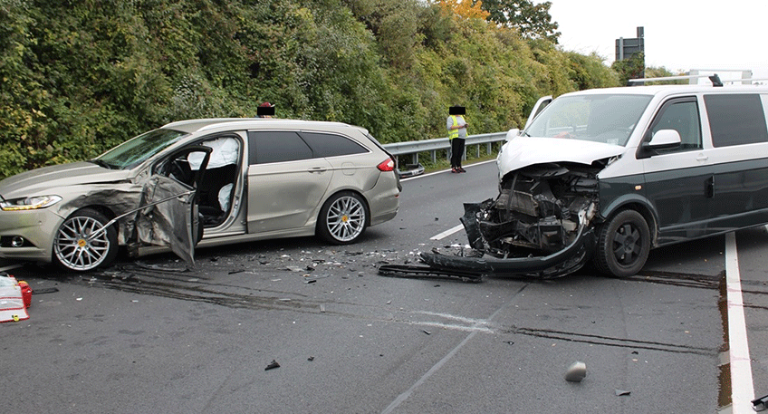 Am Dienstagmorgen ist es um kurz vor 9.30 Uhr auf B482 im Bereich Hausberge zu einem schweren Verkehrsunfall unter Beteiligung von vier Fahrzeugen gekommen. Drei Personen verletzten sich und kamen in umliegende Krankenh&auml;user.