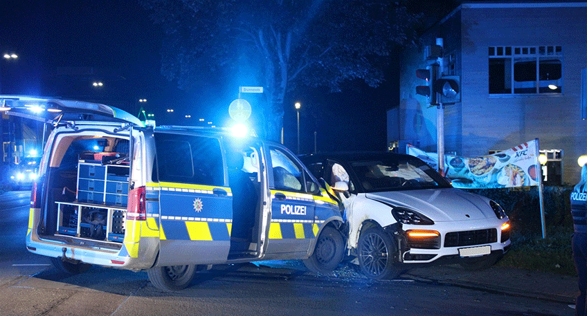 Nach einer Verfolgungsfahrt in der Nacht zu Montag, 18. Oktober, hat die Polizei die Insassen eines wenige Tage zuvor durch ein Raubdelikt entwendeten Porsche Cayenne in Bad Oeynhausen festgenommen.