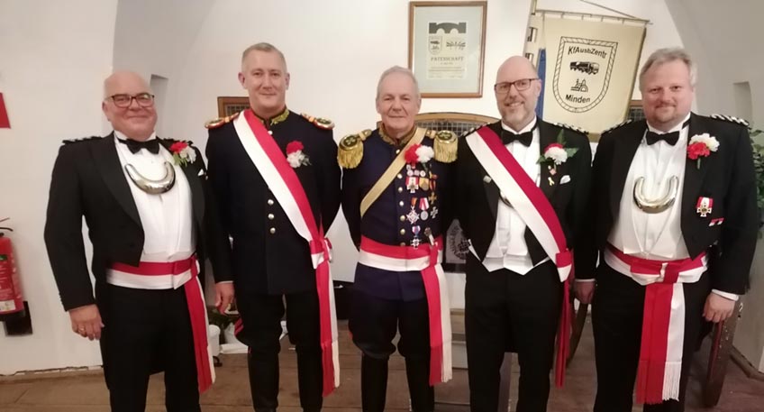 Zwei Wechsel im Vorstand des Mindener B&uuml;rgerbataillons sind nun auch offiziell. Im Beisein von B&uuml;rgermeister Michael J&auml;cke ernannte Stadtmajor Heinz Joachim Pecher Leutnant Christian Bremkes zum neuen zweiten Adjutant. Au&szlig;erdem f&uuml;hrte er Leutnant Andr&eacute; Gehrke ins Amt des Zahlmeisters ein.