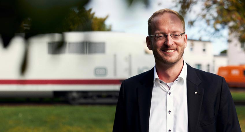 Der Auftakt ist gemacht: Mit der virtuellen Vorlesung &bdquo;Einf&uuml;hrung in das System Bahn&ldquo; ist die Lehre am RailCampus OWL in Minden gestartet. 51 Studierende, prim&auml;r aus den ingenieurswissenschaftlichen Studieng&auml;ngen von FH Bielefeld, TH OWL, Universit&auml;t Bielefeld und Universit&auml;t Paderborn kamen online zusammen und erhielten Einblick in die Geschichte und aktuelle Bedeutung der Bahn.