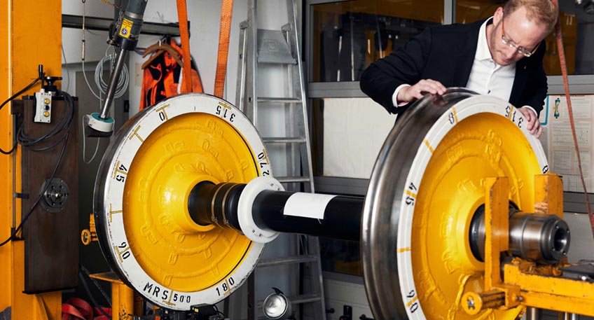 Der Auftakt ist gemacht: Mit der virtuellen Vorlesung &bdquo;Einf&uuml;hrung in das System Bahn&ldquo; ist die Lehre am RailCampus OWL in Minden gestartet. 51 Studierende, prim&auml;r aus den ingenieurswissenschaftlichen Studieng&auml;ngen von FH Bielefeld, TH OWL, Universit&auml;t Bielefeld und Universit&auml;t Paderborn kamen online zusammen und erhielten Einblick in die Geschichte und aktuelle Bedeutung der Bahn.