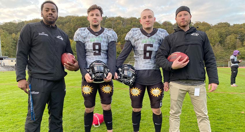 Begleitet von Headcoach Phil Gamble (l.) und Offense-Coordinator Danny Wilkening (r.) nehmen Lars (2.v.l) und Leif Wei&szlig; an einer Sichtung der Nationalmannschaft teil. 