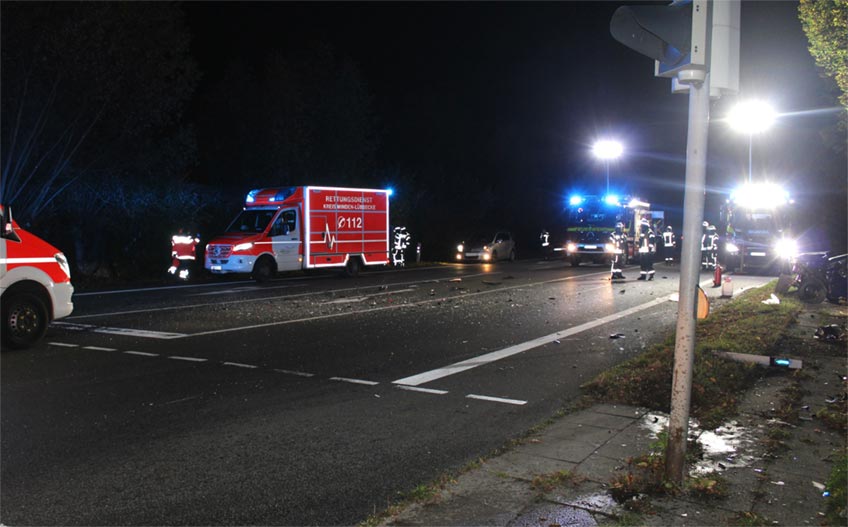 Zu einem schweren Verkehrsunfall ist es am frühen Montagmorgen auf der B 239 in Espelkamp gekommen. Gegen 6 Uhr prallten an der Kreuzung Herforder Straße (B 239) und dem Stadtweg zwei Fahrzeuge zusammen.