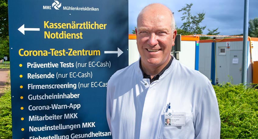 Bin ich ausreichend gegen das Corona-Virus geschützt? Diese Frage stellen sich aktuell viele, die in der vergangenen Zeit eine Covid19-Erkrankung durchlebt oder im Frühjahr eine Impfung erhalten haben. Beantworten können die Frage zwei Tests, die die Mühlenkreiskliniken ab Montag, 15. November, im Corona-Testzentrum am JWK in Minden und im Testzentrum an der Oststraße in Herford anbieten. Bei dem Test wird untersucht, ob der Körper eine Immunantwort gegen das SARS CoV2-Virus entwickelt hat und weiterhin vorhält. Auch kann der Immuntest wertvolle Hinweise bei der Frage nach einer Booster-Impfung geben.    Bestimmt werden bei der Blutuntersuchung Antikörper mit neutralisierender Wirkung gegen das SARS-CoV2-Virus sowie auf Wunsch die Immunantwort der T-Zellen im Blutplasma, die sogenannte zelluläre Immunreaktion. „Der Körper verfügt über zwei Abwehrsysteme. Während die Antikörperreaktion mittlerweile auch in der Öffentlichkeit diskutiert wird ist, ist die zelluläre Immunantwort bislang noch weitgehend unbekannt. Beide körpereigene Abwehrsysteme sind weitgehend unabhängig voneinander und können zu einer Immunisierung führen“, sagt Professor Dr. Franz-Josef Schmitz, Direktor des Instituts für Laboratoriumsmedizin am Universitätsklinikum Minden. „Wenn die Zahl der Antikörper – wir Mediziner nennen es Titer – groß genug ist, ist man mit sehr großer Wahrscheinlichkeit vor einer weiteren Infektion geschützt“, erklärt Professor Dr. Schmitz. „Es ist damit möglich die humorale Immunantwort nach durchgemachter Infektion oder nach einer Impfung nachzuweisen“, erklärt Professor Dr. Schmitz.    Mit dem neuen T-Zellen-Test kann die zelluläre Immunantwort erstmals nachgewiesen werden. „Die Immunzellen reagieren auf den Kontakt mit dem SARS-CoV2-Virus mit der Freisetzung des Zytokins Interferon-gamma. Wenn diese im Blutplasma nachweisbar sind, dann hatte das Immunsystem bereits Bekanntschaft mit dem Virus. In dem Interferon speichert der Körper vereinfacht gesagt, die Information, wie das Virus zu bekämpfen ist“, erklärt der Labormediziner.    Dennoch gibt es immer wieder einige wenige Fälle, in denen Patientinnen und Patienten auch nach einer Impfung oder nach einer Infektion weder Antikörper oder T-Zellen aufweisen. Diese Menschen bauen keinen individuellen Immunschutz auf. Sie sind auf die Herdenimmunität angewiesen.    Mit beiden Tests zusammen kann man nach dem heutigen Stand der Wissenschaft eine gute Prognose darüber treffen, ob eine Person Abwehrkräfte gegen das Virus hat oder nicht. Eine hundertprozentige Sicherheit gibt es allerdings nicht: „Völlig ausschließen lässt sich eine Infektion leider nie. Ich vergleiche das gerne mit dem Fußball: Die weltbeste Abwehr kombiniert mit dem weltbesten Torhüter bieten dem Trainer keine Garantie für einen Sieg. Aber die Wahrscheinlichkeit einer Niederlage ist deutlich geringer“, erklärt Professor Schmitz.  Wie lange die Immunantwort des Körpers nach einer Infektion oder einer Impfung vorhält, ist wissenschaftlich noch nicht endgültig erforscht. Als gesichert gilt, dass die Immunantwort individuell sehr unterschiedlich ausgeprägt ist. Grundsätzlich ist aber davon auszugehen, dass beide Abwehrsysteme des Körpers im Laufe der Zeit schwächer werden. Da die Immunantwort sich erst vier bis sechs Wochen nach einer Infektion oder einer Impfung vollständig entwickelt hat, sollte der Test in jedem Fall erst die entsprechende Zeit nach einer Infektion oder Impfung erfolgen. Das Ergebnis wird am Tag nach der Blutabnahme über eine digitale Schnittstelle inklusive einer Erklärung und Einordnung zur Verfügung gestellt.   Der Test auf neutralisierende Antikörper kostet 18 Euro und kann im Testzentrum in Minden am Johannes Wesling Klinikum und in Herford im Testzentrum an der Oststraße erfolgen. Die T-Zellen Bestimmung ist deutlich aufwändiger und kostet 40 Euro. Der Kombitest kostet 50 Euro. Eine Bezahlung ist ausschließlich über EC- oder Kreditkarte möglich. Eine Kostenerstattung über die Krankenkasse ist derzeit nicht möglich. Die Testung erfolgt über eine Blutentnahme. Eine Terminbuchung unter www.muehlenkreiskliniken.de/testzentrum ist zwingend erforderlich. Anmeldungen sind ab Mittwoch, 10. November, möglich.     Für Unternehmen gibt es ab 50 Tests die Möglichkeit von Firmenscreenings vor Ort oder den Erwerb von Gutscheinen, die an die Mitarbeiterinnen und Mitarbeiter verteilt werden können. Für weitere Fragen steht Ihnen Frau Leman Chalilowa unter der Rufnummer 0571 790 54848 zur Verfügung.    Foto: Im Labor des Universitätsklinikums Minden werden in den Blutproben die Immunantwort des Körpers nachgewiesen. Das Ergebnis wird am Folgetag digital zur Verfügung gestellt.